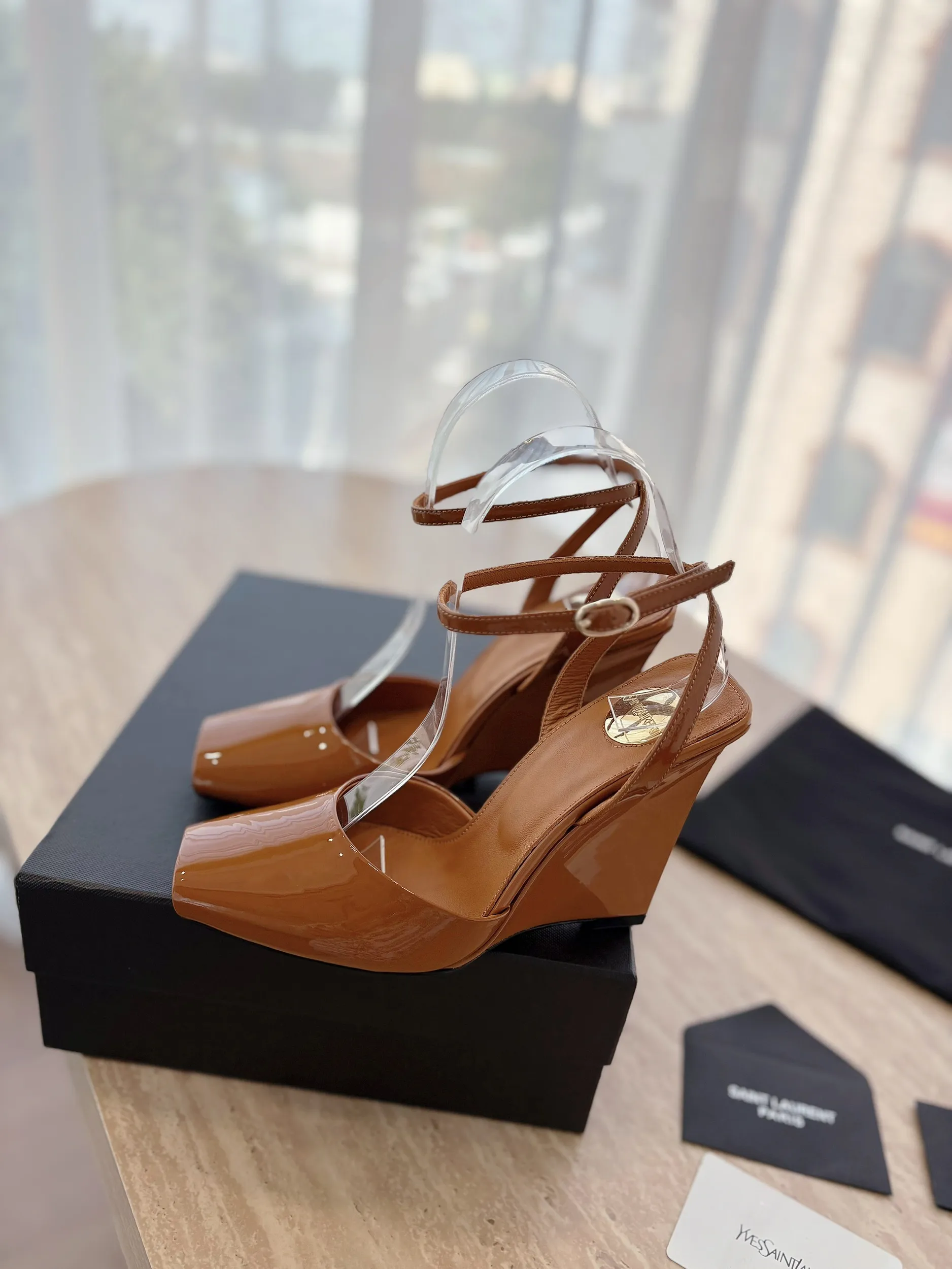 👟👟Ex-factory price 600👟👟 High version "SAINT LAUREN*" Saint Laurent ysl 25ss/new spring and summer catwalk style large rhinestone high-heeled shoes and sandals. Only YSL understands women's hearts best and does not accept refutation. It is a super invincible feminine artifact and a must-have for women (z-product full-body customization, own molded hardware accessories, perfect consistency). Compare the differences between pictures and goods on the market. ✔Upper: Customized imported silk ✔Lining: Imported 🐑Sheep leather ✔Sole: Imported genuine leather outsole ✔Heel height: 10.5cm ✔Number of yards: 35-39 (40 can be customized and non-returnable) (Full set of packaging)